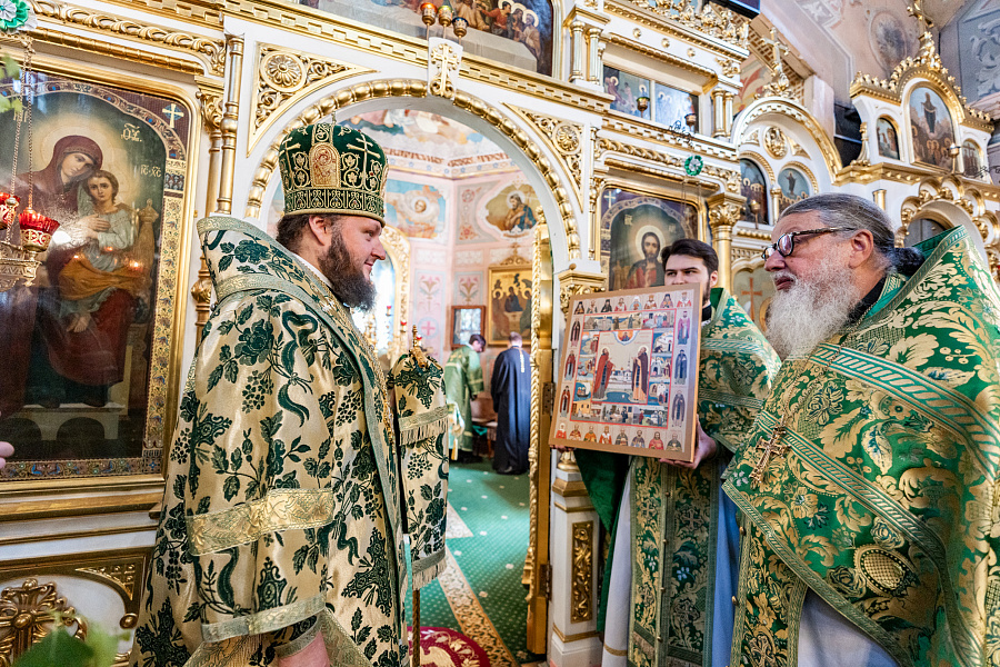 Божественная литургия в День Святого Духа в Троицком храме в Наташине города Люберцы